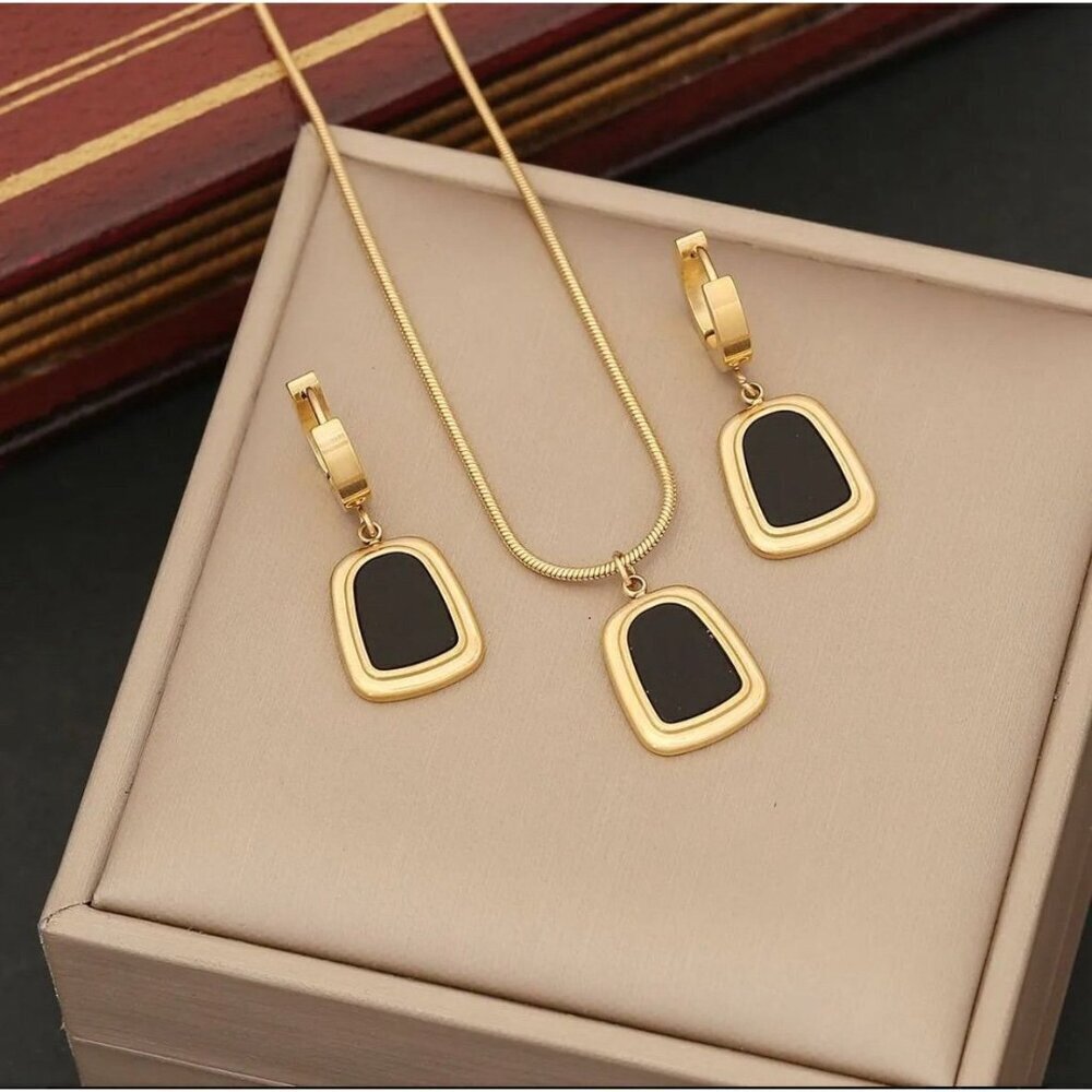 Rectangle Pendant Necklace and Earring Set in 18k Gold, Black Necklace Earrings